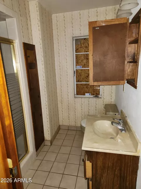 Bath - 2028 W Clarendon Ave, Phoenix, AZ 85015 photo 2 of 2