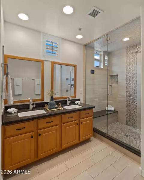 Bath - 706 E Washington St #101, Phoenix, AZ 85034 photo 1 of 2