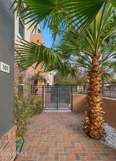Exterior - 706 E Washington St #101, Phoenix, AZ 85034 photo 2 of 4