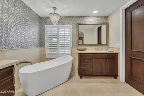 Bath - 3118 E Maryland Ave, Phoenix, AZ 85016 photo 2 of 5
