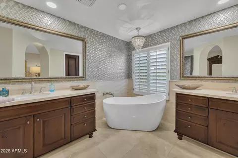 Bath - 3118 E Maryland Ave, Phoenix, AZ 85016 photo 3 of 5