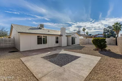 Exterior - 7620 W Wolf St, Phoenix, AZ 85033 photo 7 of 8
