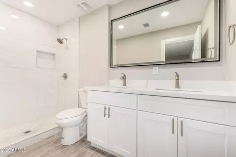 Bath - 7620 W Wolf St, Phoenix, AZ 85033 photo 1 of 2