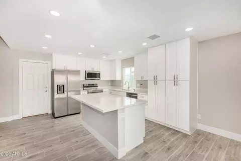Kitchen - 7620 W Wolf St, Phoenix, AZ 85033 photo 4 of 4