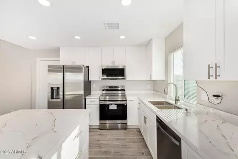 Kitchen - 7620 W Wolf St, Phoenix, AZ 85033 photo 3 of 4