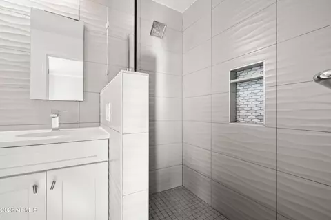 Bath - 3601 E Fairmount Ave, Phoenix, AZ 85018 photo 2 of 2