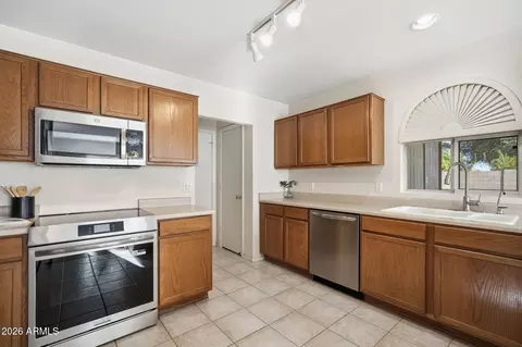 Kitchen - 2546 E Camellia Dr, Gilbert, AZ 85296 photo 2 of 5