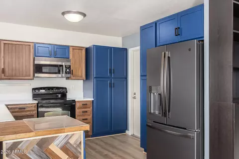 Kitchen - 2323 E Kathleen Rd, Phoenix, AZ 85022 photo 2 of 3