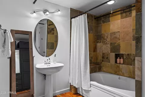 Bath - 914 E Osborn Rd #403, Phoenix, AZ 85014 photo 5 of 5