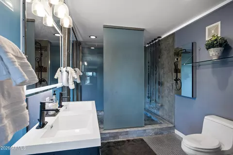 Bath - 914 E Osborn Rd #403, Phoenix, AZ 85014 photo 2 of 5