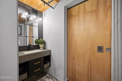 Bath - 914 E Osborn Rd #403, Phoenix, AZ 85014 photo 1 of 5