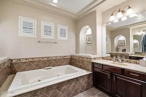 Bath - 3729 E Robin Ln, Phoenix, AZ 85050 photo 2 of 7