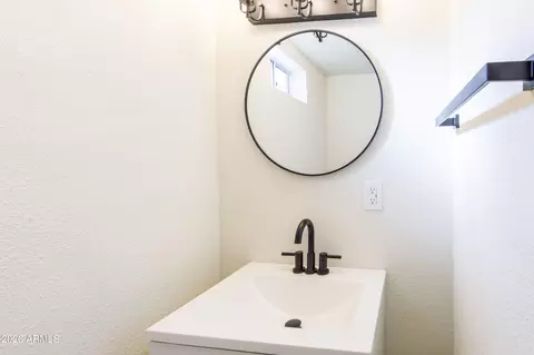 Bath - 648 E Prickly Pear Dr, Globe, AZ 85501 photo 2 of 7