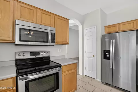 Kitchen - 2333 W Carter Rd, Phoenix, AZ 85041 photo 4 of 8