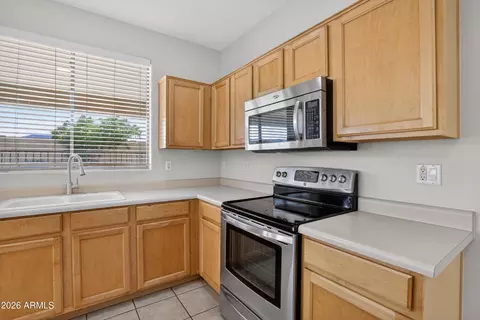 Kitchen - 2333 W Carter Rd, Phoenix, AZ 85041 photo 7 of 8