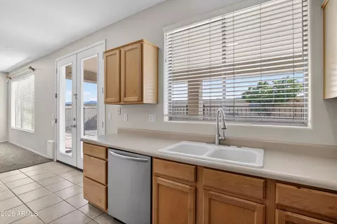 Kitchen - 2333 W Carter Rd, Phoenix, AZ 85041 photo 5 of 8