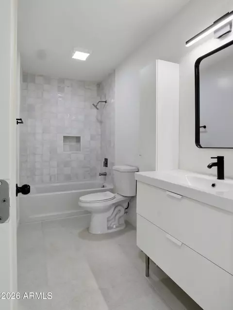 Bath - 1306 E Willetta St, Phoenix, AZ 85006 photo 3 of 4