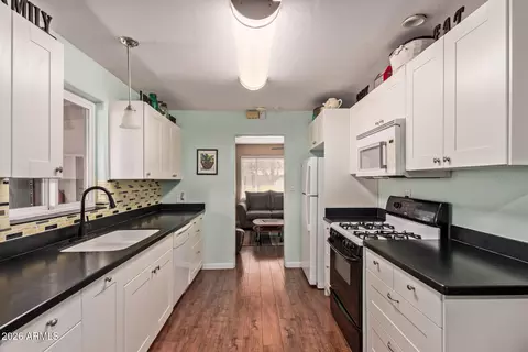 Kitchen - 4413 N 19th Pl, Phoenix, AZ 85016 photo 1 of 2