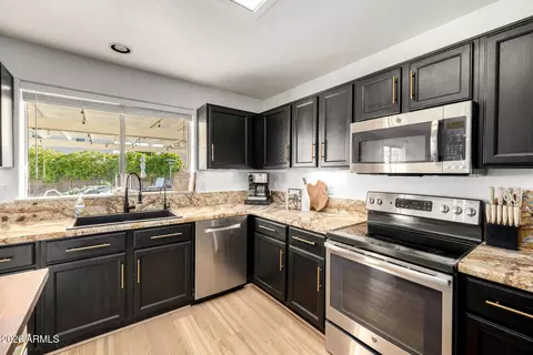 Kitchen - 1725 E Quail Ave, Phoenix, AZ 85024 photo 5 of 6