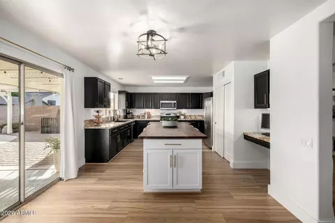 Kitchen - 1725 E Quail Ave, Phoenix, AZ 85024 photo 3 of 6