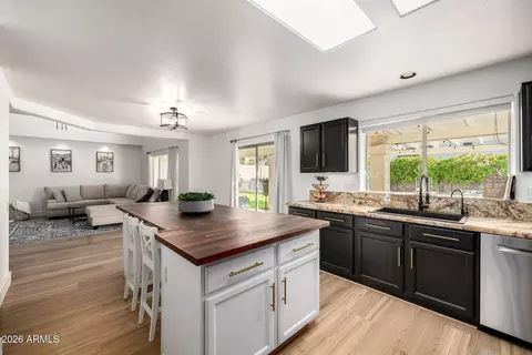 Kitchen - 1725 E Quail Ave, Phoenix, AZ 85024 photo 4 of 6