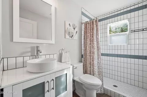 Bath - 1359 E Weldon Ave, Phoenix, AZ 85014 photo 5 of 6