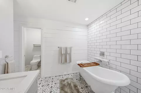 Bath - 1359 E Weldon Ave, Phoenix, AZ 85014 photo 3 of 6