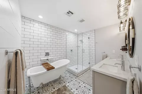 Bath - 1359 E Weldon Ave, Phoenix, AZ 85014 photo 1 of 6