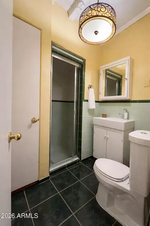 Bath - 21 E Saint Charles Ave, Phoenix, AZ 85042 photo 1 of 2