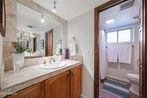 Bath - 8401 N 16th Pl, Phoenix, AZ 85020 photo 8 of 8