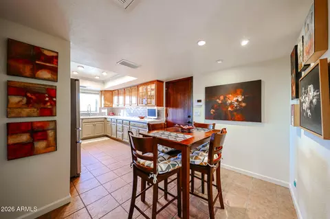 Dining - 8401 N 16th Pl, Phoenix, AZ 85020 photo 2 of 3