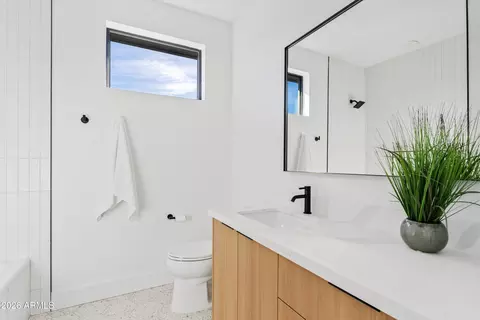 Bath - 1246 E Oregon Ave, Phoenix, AZ 85014 photo 7 of 8