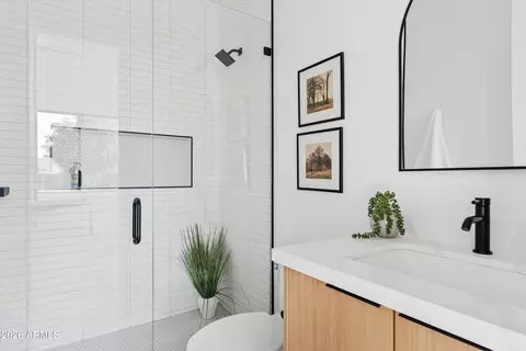 Bath - 1246 E Oregon Ave, Phoenix, AZ 85014 photo 6 of 8