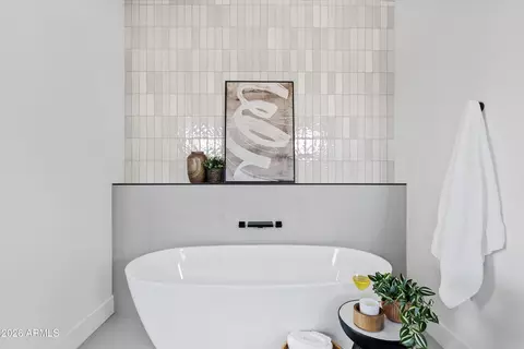 Bath - 1246 E Oregon Ave, Phoenix, AZ 85014 photo 2 of 8