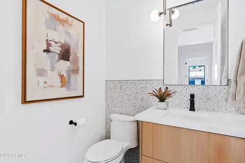 Bath - 1246 E Oregon Ave, Phoenix, AZ 85014 photo 1 of 8