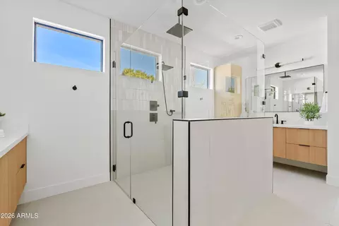 Bath - 1246 E Oregon Ave, Phoenix, AZ 85014 photo 4 of 8