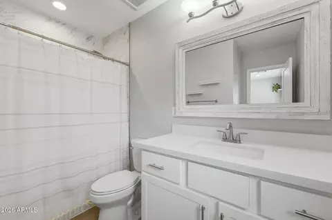 Bath - 2030 E Whitton Ave, Phoenix, AZ 85016 photo 1 of 4