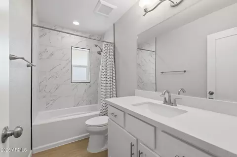 Bath - 2030 E Whitton Ave, Phoenix, AZ 85016 photo 3 of 4