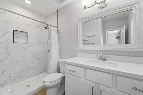 Bath - 2030 E Whitton Ave, Phoenix, AZ 85016 photo 2 of 4