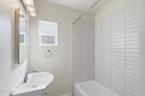 Bath - 1117 E Fern Dr N, Phoenix, AZ 85014 photo 3 of 5