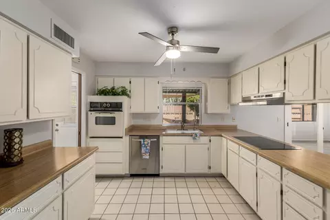 Kitchen - 4730 E Crescent Ave, Mesa, AZ 85206 photo 2 of 3