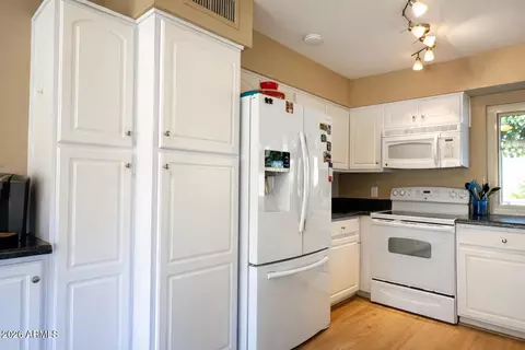 Kitchen - 1508 E Weathervane Ln, Tempe, AZ 85283 photo 2 of 2