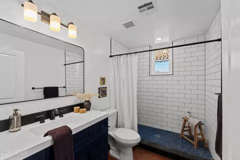 Bath - 1346 E Palm Ln, Phoenix, AZ 85006 photo 1 of 4