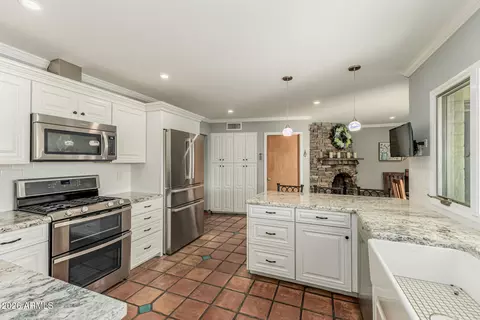 Kitchen - 1003 E Watson Dr, Tempe, AZ 85283 photo 5 of 6