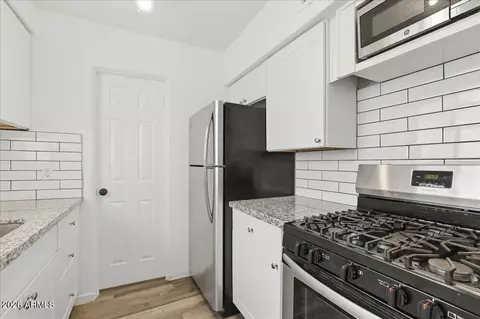 Kitchen - 920 E Montebello Ave, Phoenix, AZ 85014 photo 4 of 4
