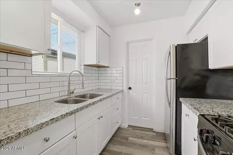 Kitchen - 920 E Montebello Ave, Phoenix, AZ 85014 photo 3 of 4