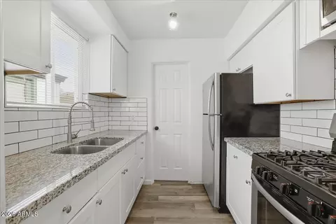 Kitchen - 920 E Montebello Ave, Phoenix, AZ 85014 photo 1 of 4