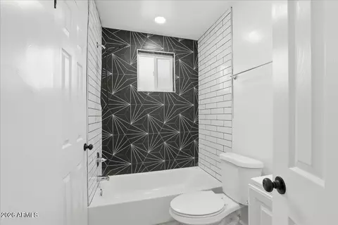 Bath - 920 E Montebello Ave, Phoenix, AZ 85014 photo 1 of 2