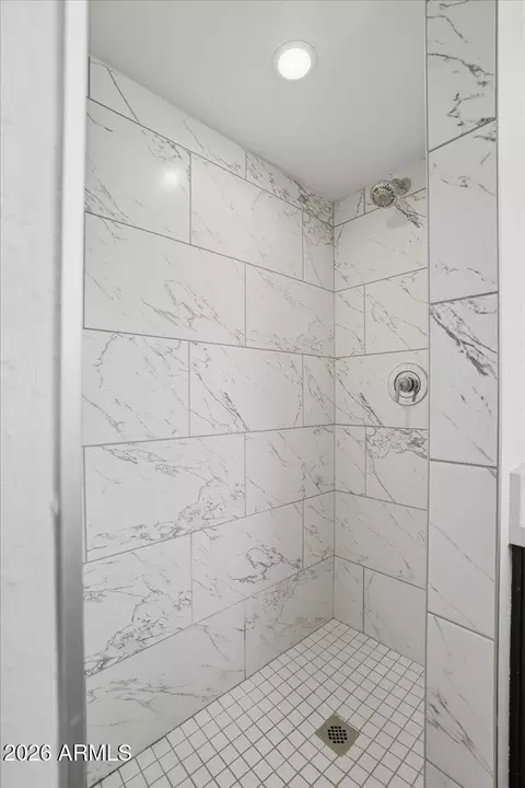 Bath - 813 E Marlette Ave, Phoenix, AZ 85014 photo 2 of 6