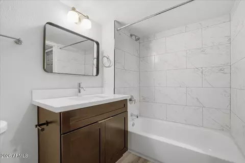 Bath - 813 E Marlette Ave, Phoenix, AZ 85014 photo 4 of 6
